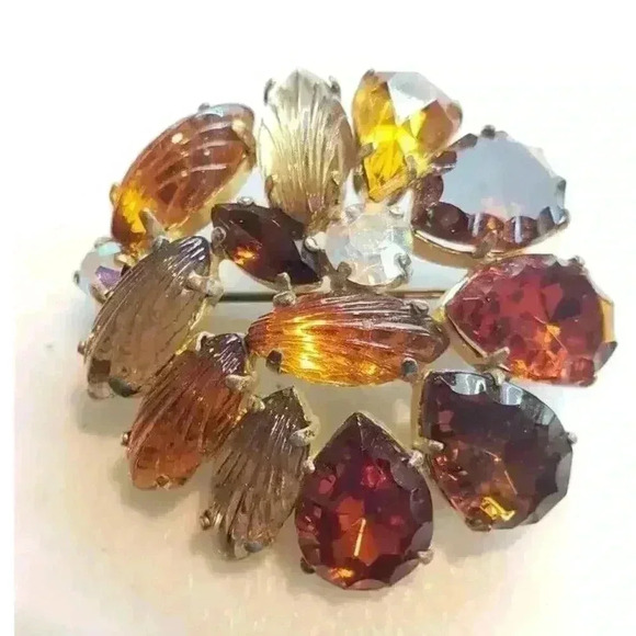 Vintage Brooch RARE Cut Scalloped Rhinestones Molded Glass Flower Gold Wash - Picture 11 of 14